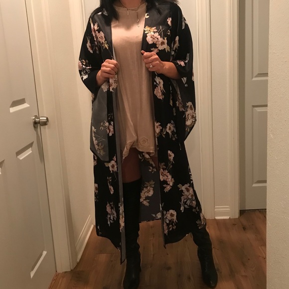 🌸Black Satin Floral print Kimono🌸 - Picture 2 of 4